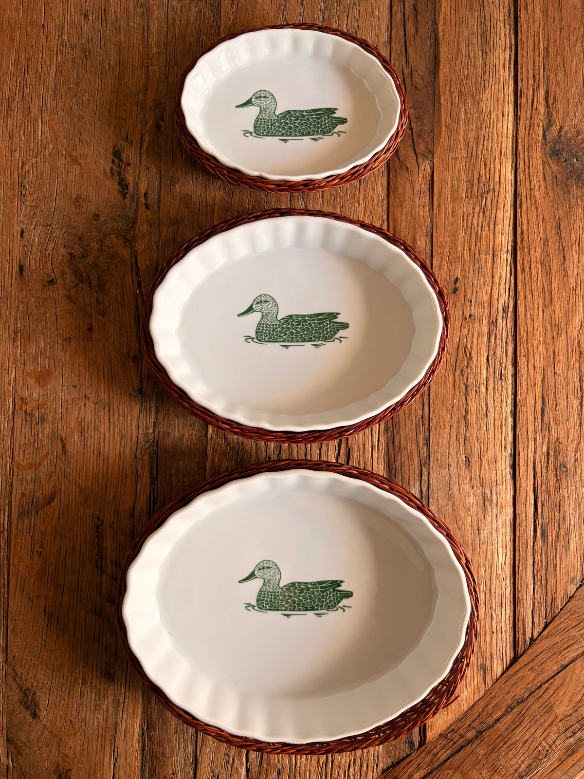 Vintage Fransk Maithe French Nesting Oval Mallard Dishes with Wicker Baskets – Set of 3