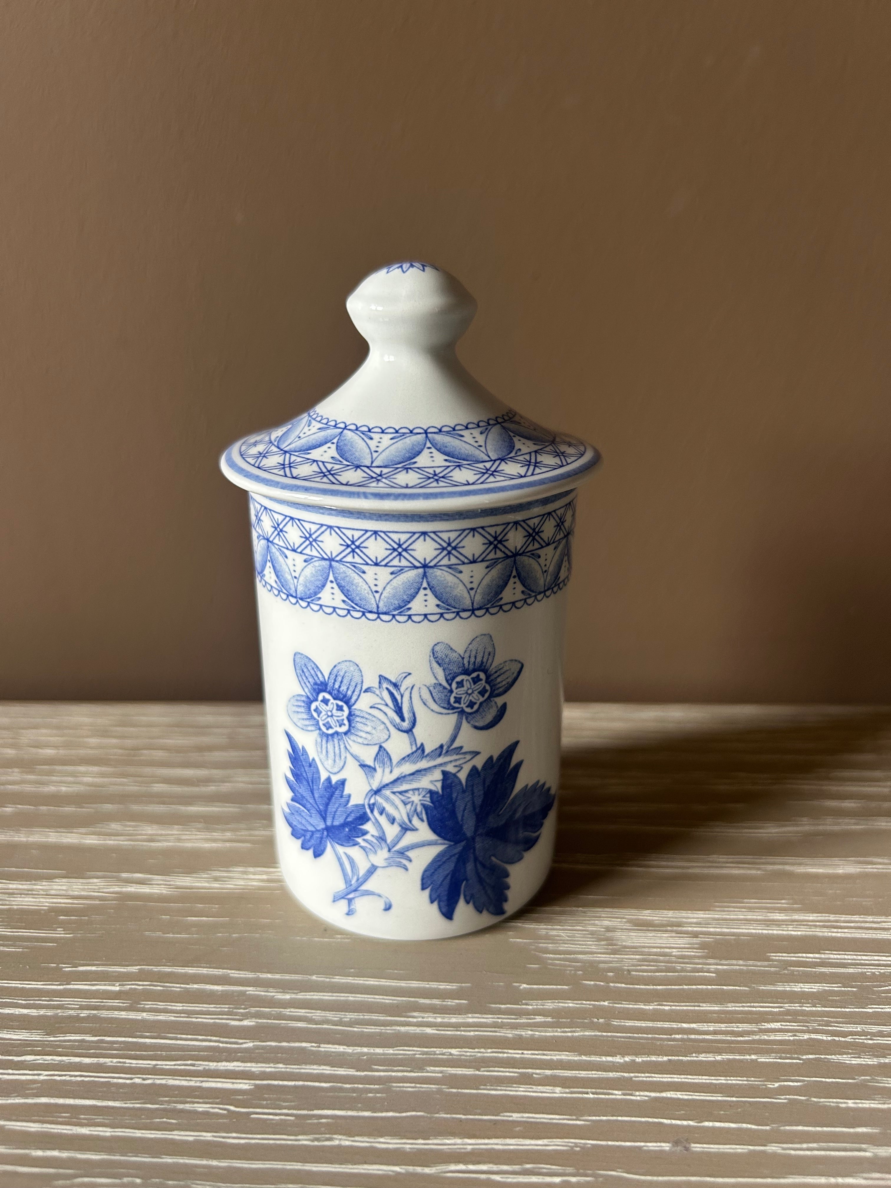 Vintage Spode Blue Room Collection "Rosemary" Lidded Spice Jar – Classic Geranium Pattern, Made in England