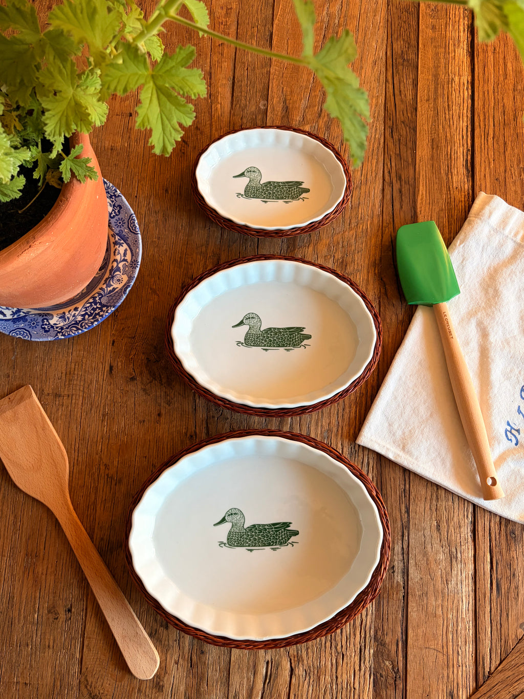 Vintage Fransk Maithe French Nesting Oval Mallard Dishes with Wicker Baskets – Set of 3