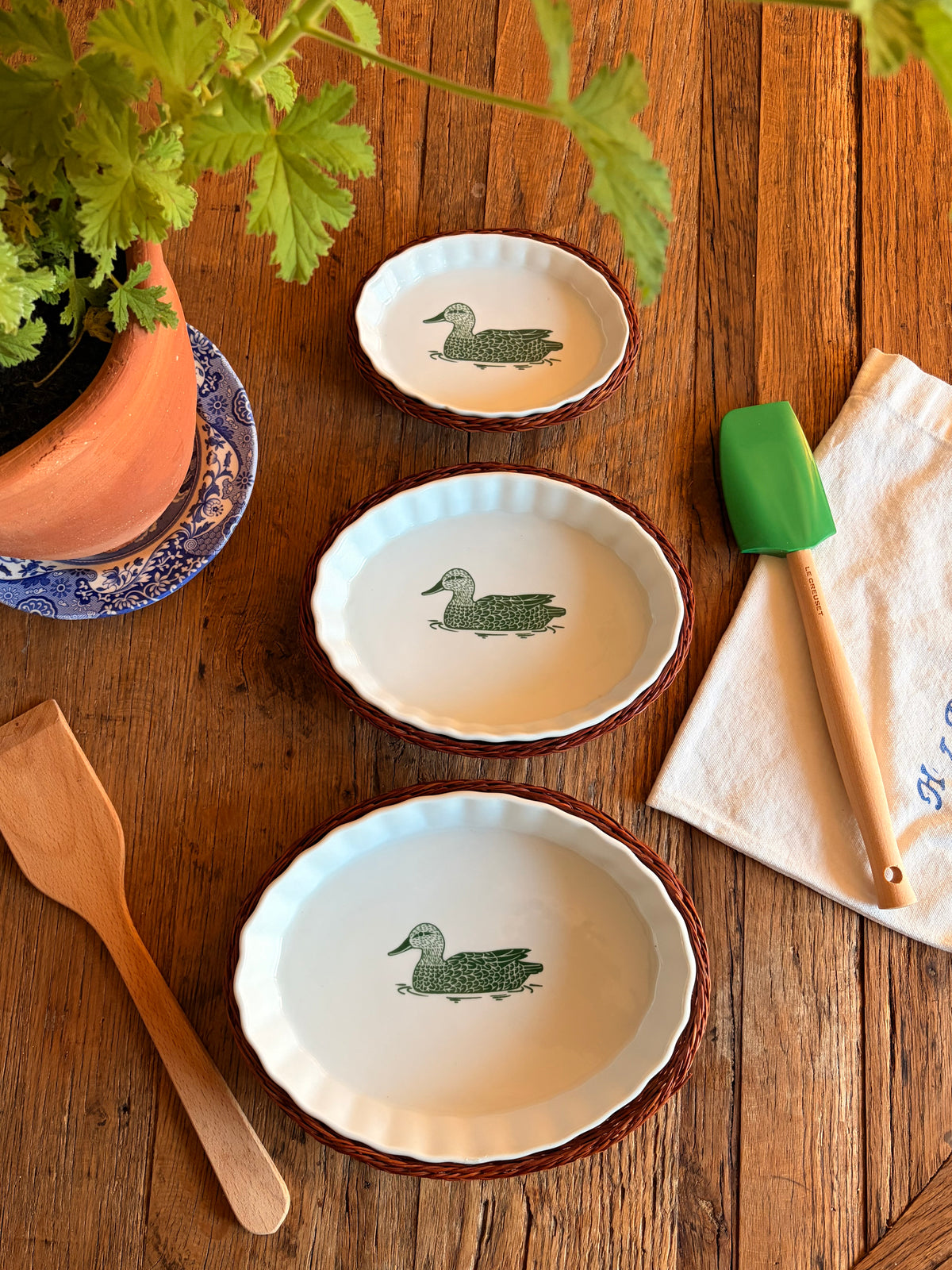 Vintage Fransk Maithe French Nesting Oval Mallard Dishes with Wicker Baskets – Set of 3